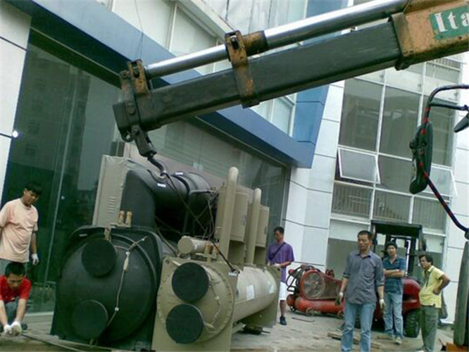 连山区随车吊和汽车吊的核心区别是什么？哪种更省钱？