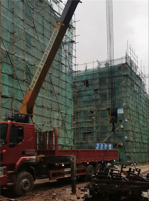 连山区“慢工细活”—— 吊车的 “微动控制” 技术